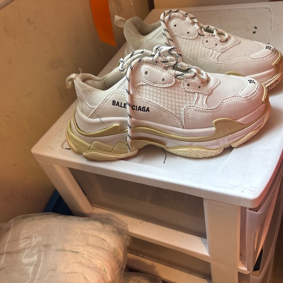 Shoes - Picture 2 of 4